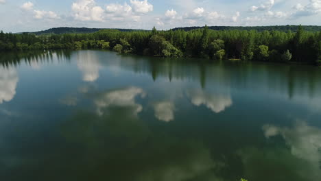 Luftaufnahme-Eines-Sees-In-Frankreich.